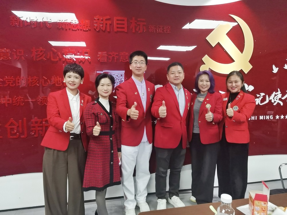 子蒙李芯茹狮姐参加天成服务队例会