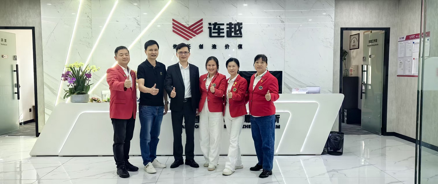 子蒙李芯茹狮姐走访正心服务队巫伟奇律师