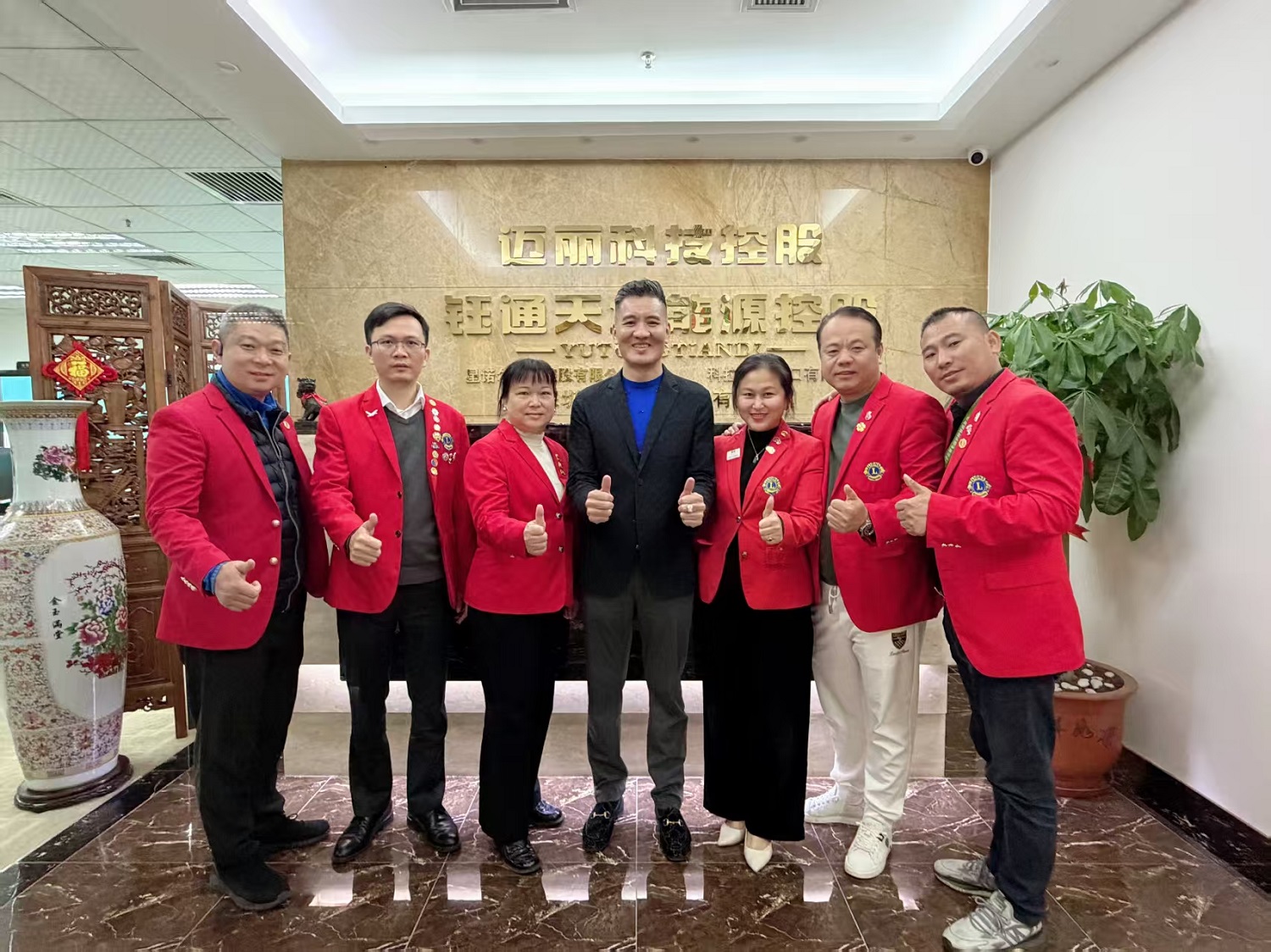 子蒙狮友李芯茹拜访了郑和华总务长